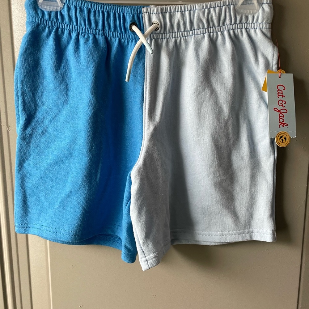 Boys Cat and Jack brand multi colored above the knee shorts.size large
